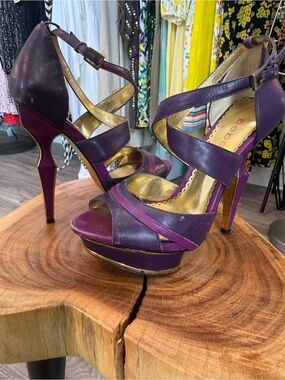 Bebe vintage purple & gold heels